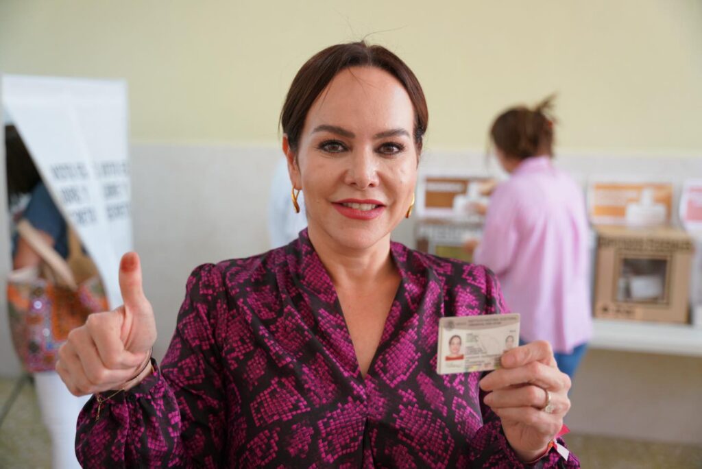 Carmen Lilia Canturosas vota en Nuevo Laredo